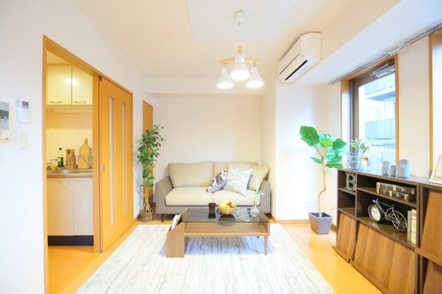 インテリアも合わせやすいナチュラルな空間※家具・小物はイメージです