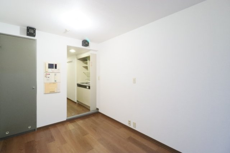 洋室の奥にキッチンがあります