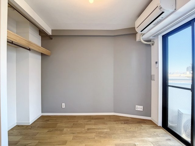 グレーのアクセントクロスが落ち着いた印象