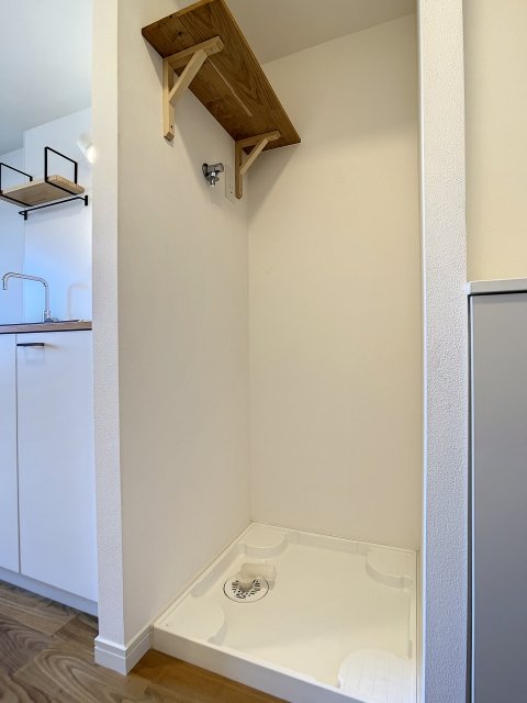 室内洗濯機置場も棚付き