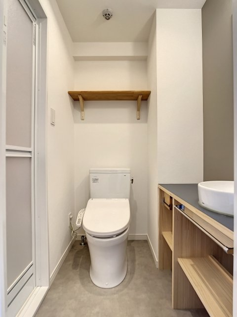 トイレは棚付き