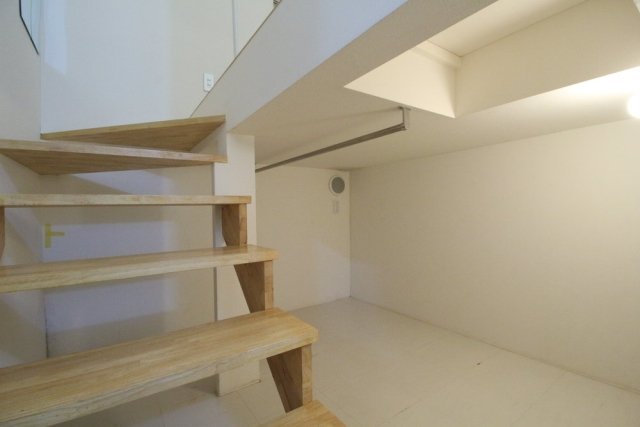 半地下に繋がる階段下に収納スペースがあります