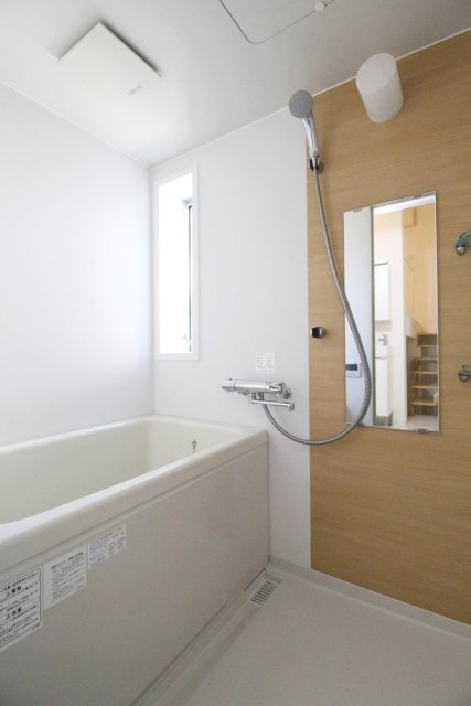 水回りは半地下に。お風呂は小窓付き