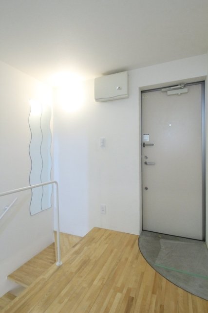 玄関の壁におしゃれなミラー付き