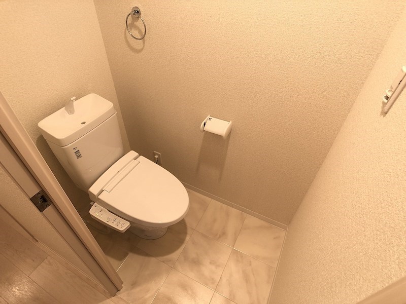 温水洗浄便座付きのトイレ