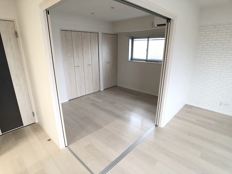 リビング横の洋室5.3帖。クローゼット完備