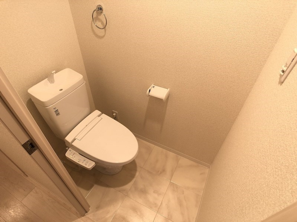 温水洗浄便座付きのトイレ