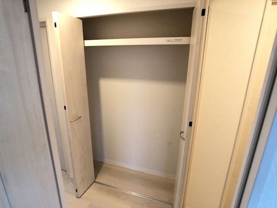 廊下にも収納スペースあります