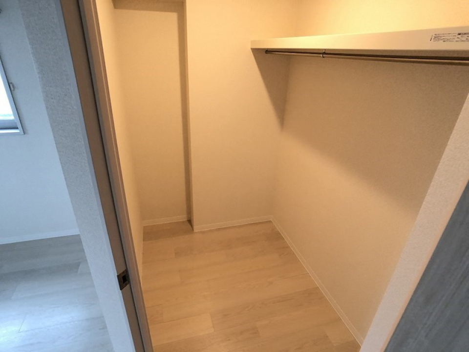 収納スペースバッチリのウォークインクローゼット