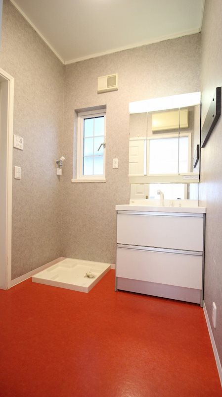 REDな床に目がいっちゃう洗面脱衣所