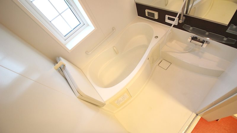 窓付きの浴室