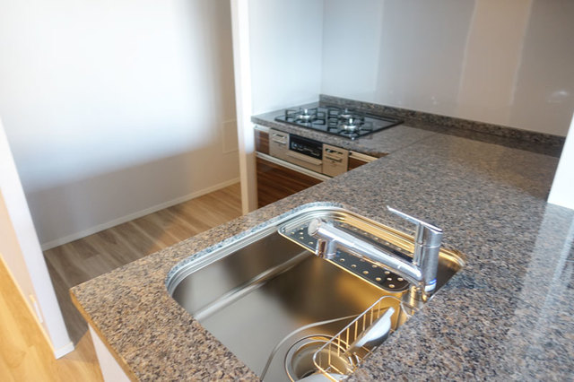 3.3帖のキッチン。L字型です。※写真は同タイプ住戸です。