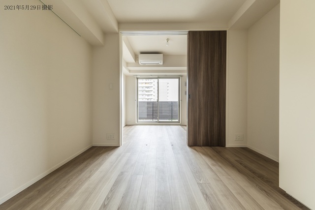 5.9帖のダイニングキッチンと、4.3帖の洋室です。
※写真は同タイプ住戸です。