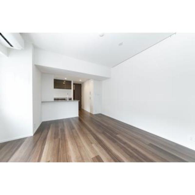 濃い目のフロアに真っ白い壁のコントラストがシックですよね。※写真は同タイプ住戸です。