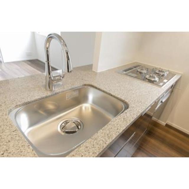 おしゃれなワークトップ。ステンレス調の水栓が大人っぽい。※写真は同タイプ住戸です。