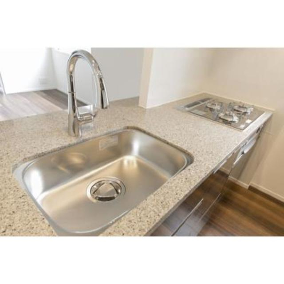 おしゃれなワークトップ。ステンレス調の水栓が大人っぽい。※写真は同タイプ住戸です。