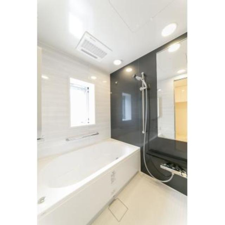 ダークトーンのパネルが落ち着いた浴室を演出しています。※写真は同タイプ住戸です。