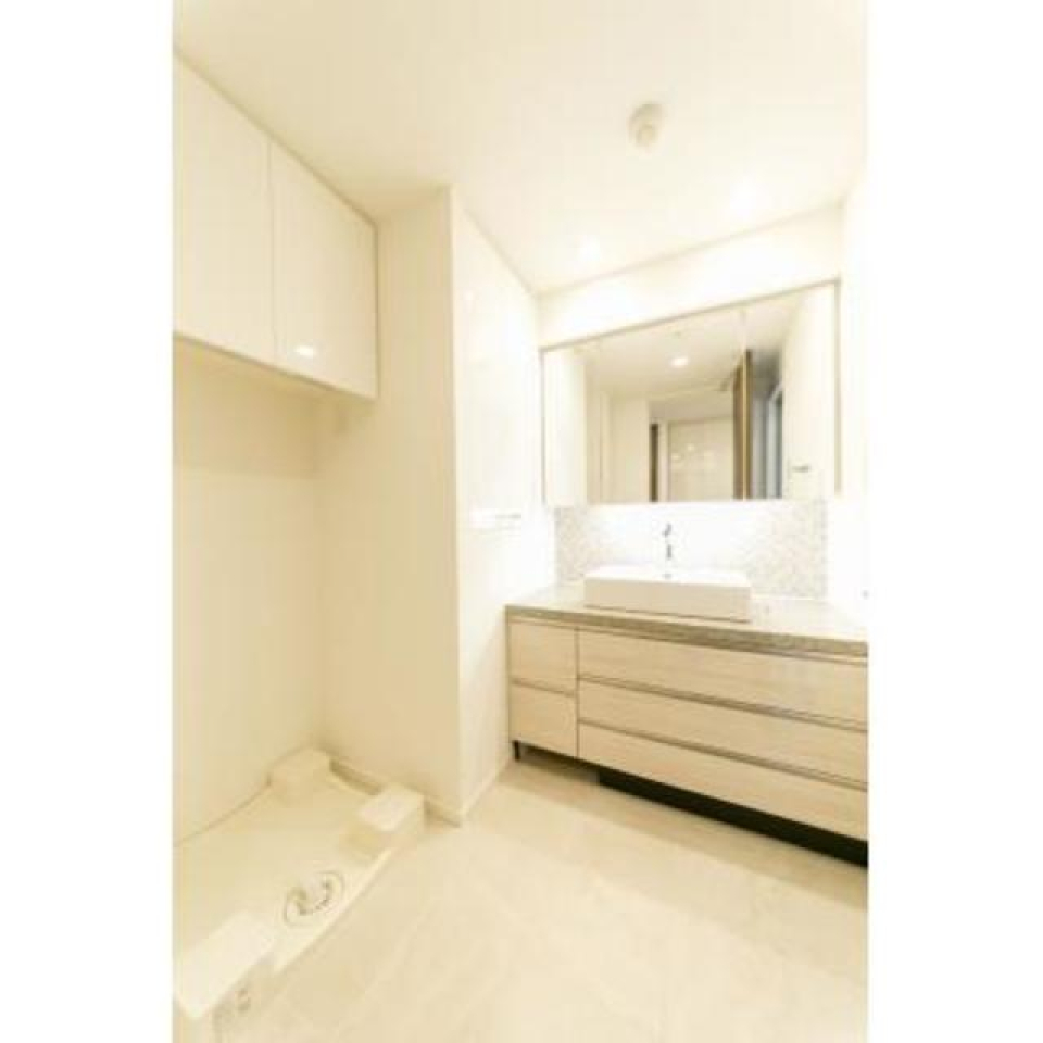 間接照明が良い雰囲気の独立洗面台。※写真は同タイプ住戸です。