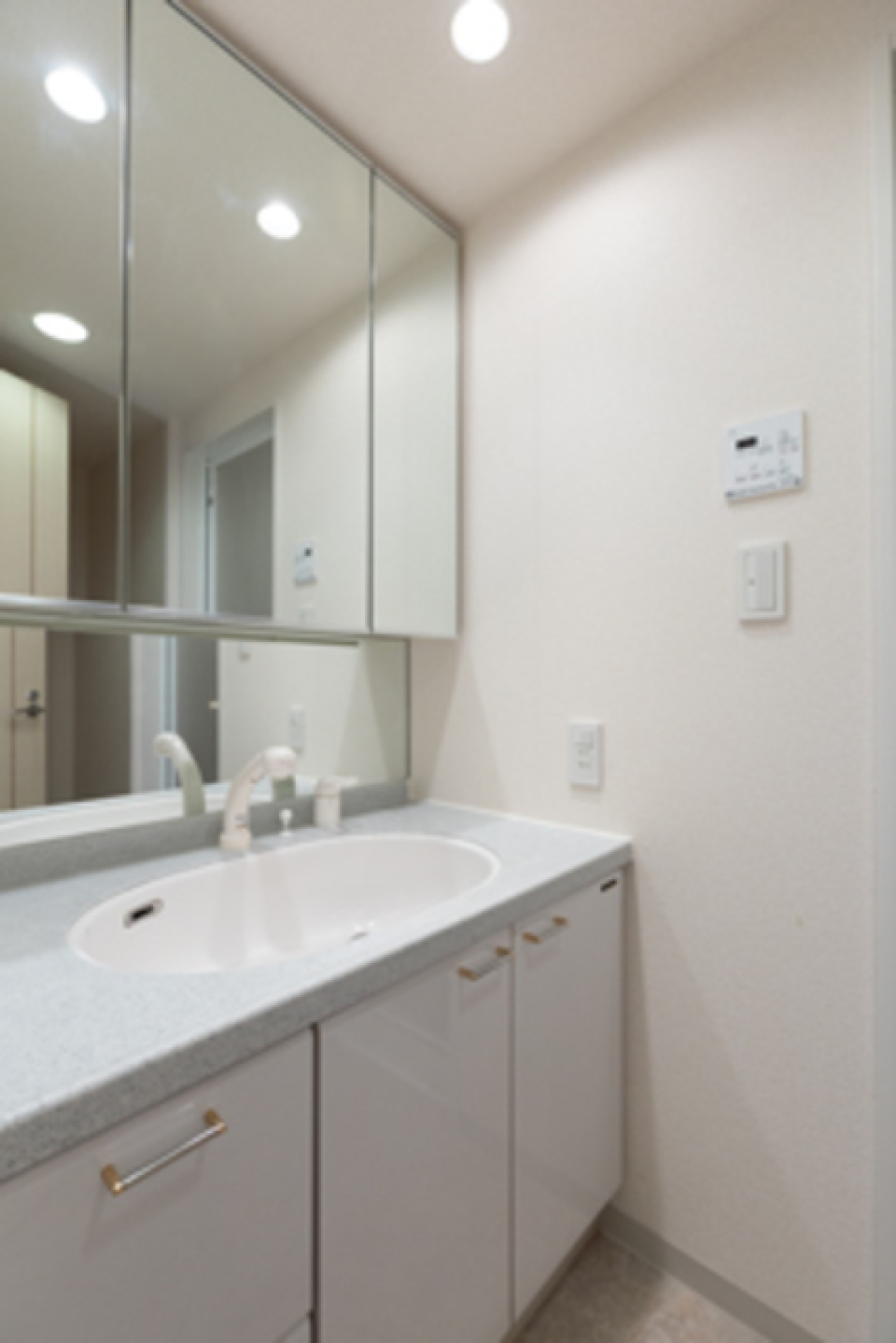 洗面台が大きいのはいいですね
※写真は同タイプ住戸です。