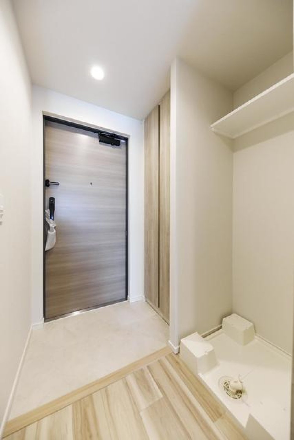 玄関です。シューズボックス・洗濯置き場があります。
※写真は同タイプ住戸です。