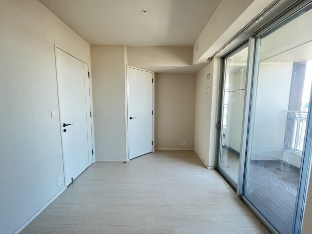 バルコニーへは洋室からアクセスができます。