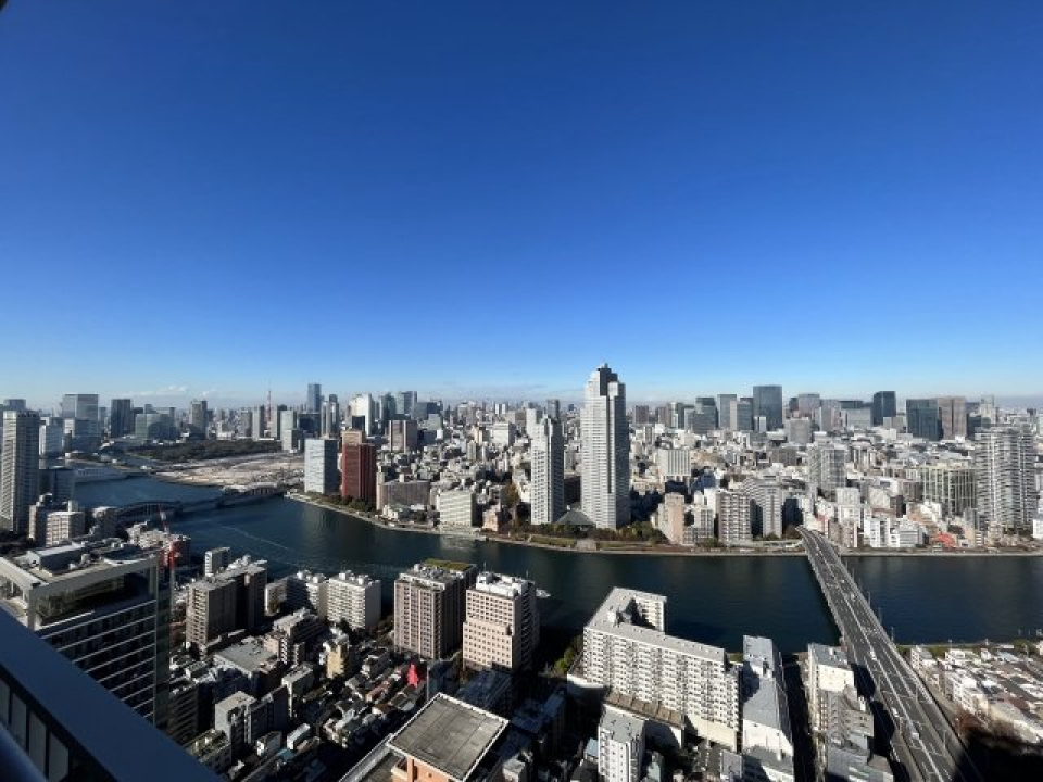 ５３階の建物の４８階に所在しています。