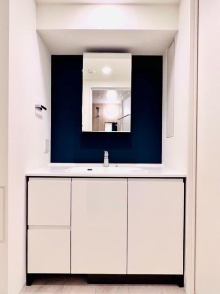 ダークトーンのパネルが落ち着いた雰囲気を演出しています。