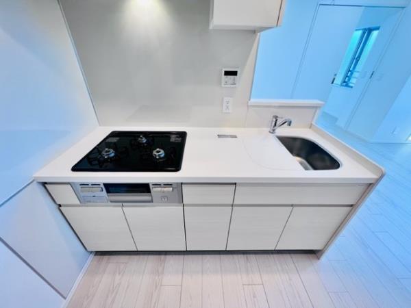 嬉しい3口のガスコンロが道路されているキッチン。