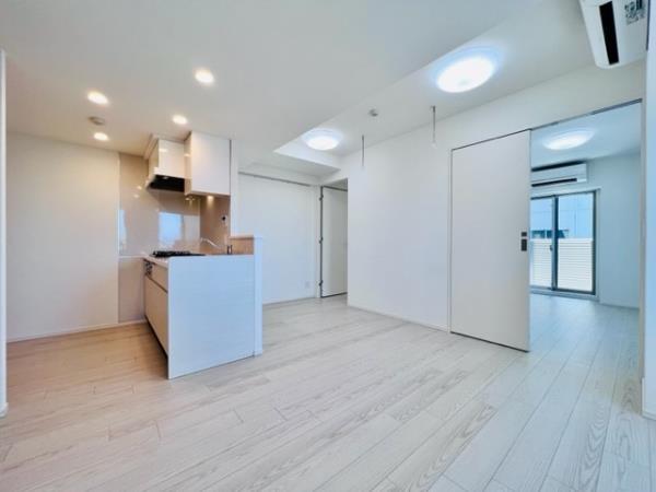 12.0帖のLDKに洋室が2つあります。