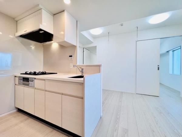 キッチンからLDKを望むことができます。