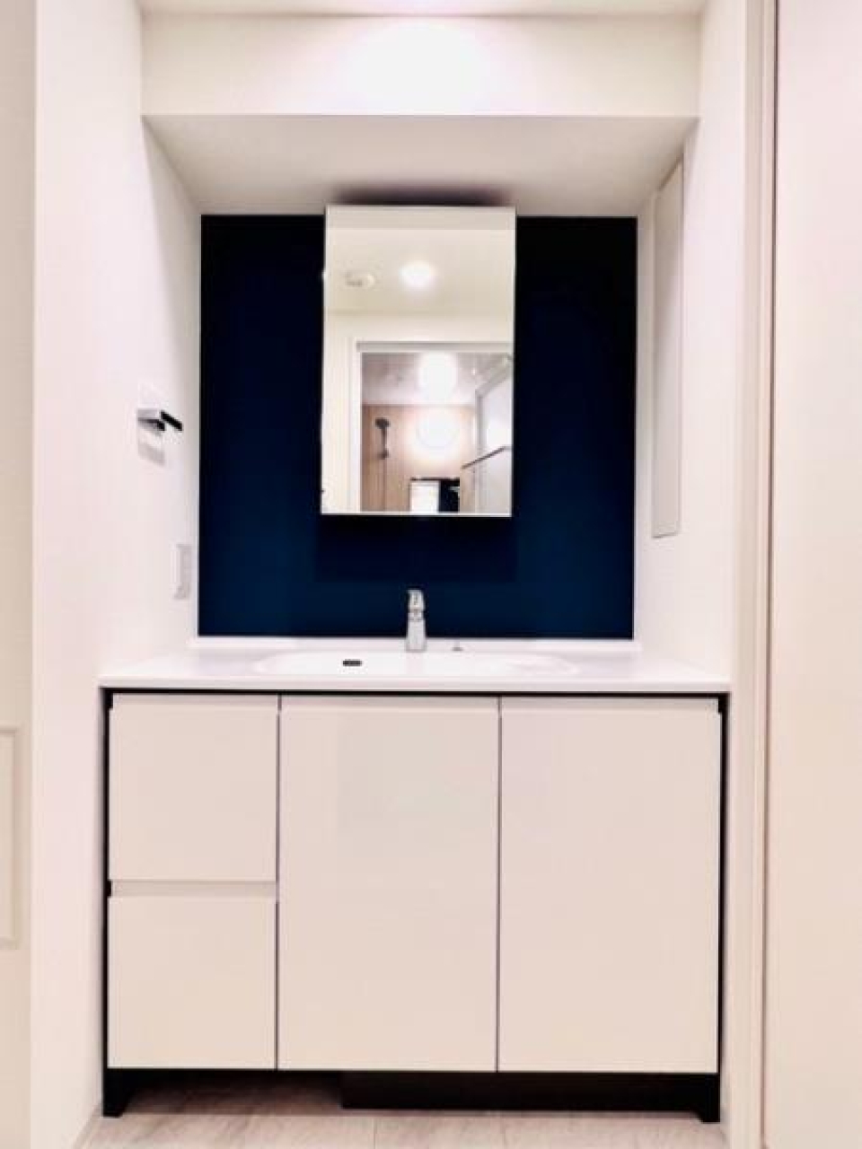 ダークトーンのパネルが落ち着いた雰囲気を演出しています。