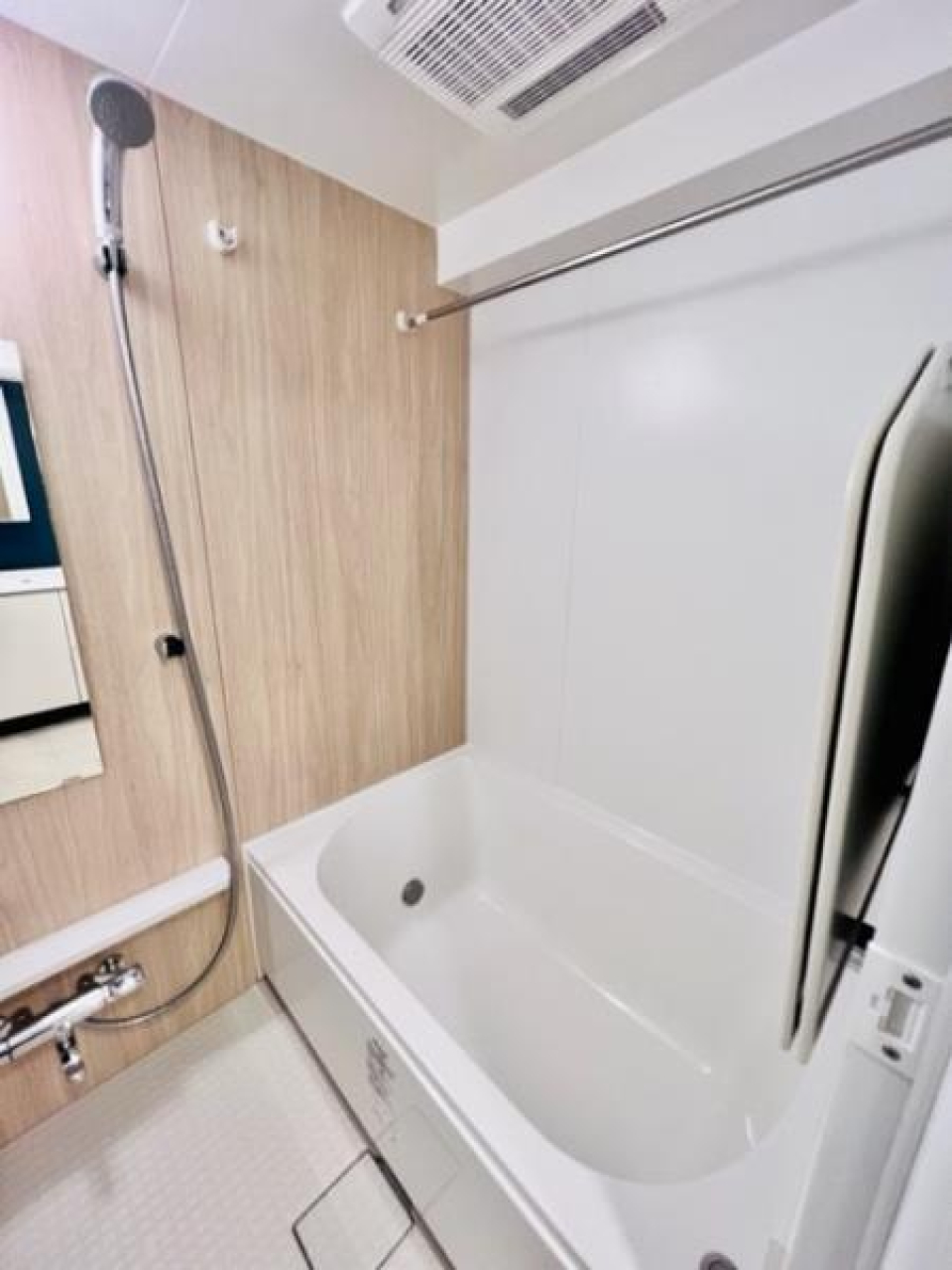 ナチュラルなパネルが導入された浴室です。