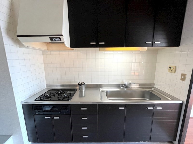 3口コンロ付きのキッチン