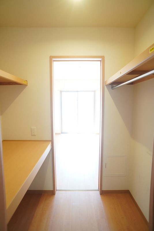 みんなの洋服をまとめて収納できるウォークスルークローゼット