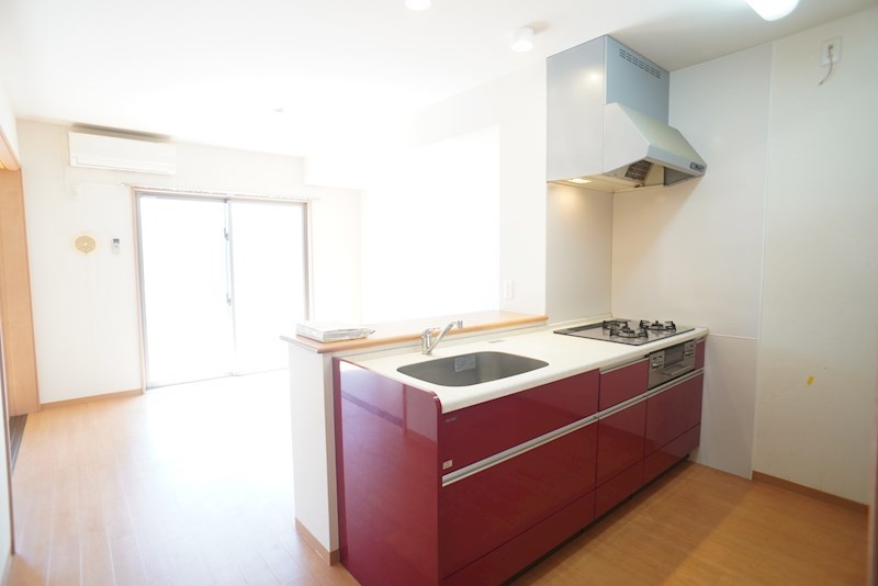 ワインレッドが素敵なキッチン