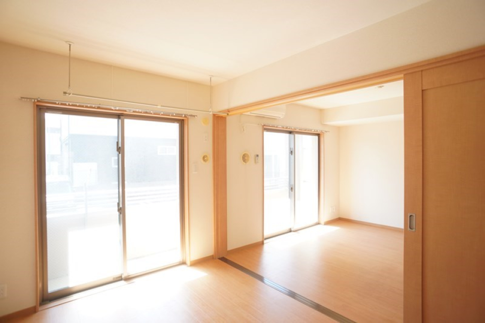 リビング横の洋室6帖。