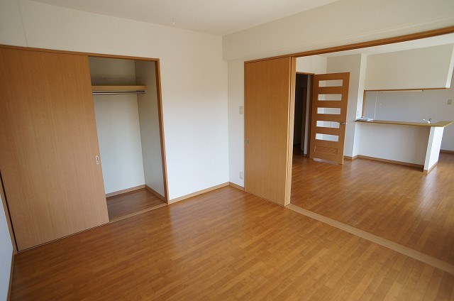 引き戸を開ければ洋間とリビングがつながって広々