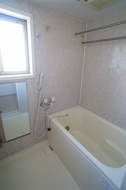 窓付きの浴室は角部屋ならでは