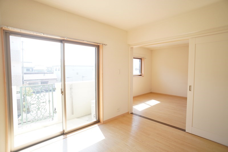 リビング横の洋室は6.1帖の広さです