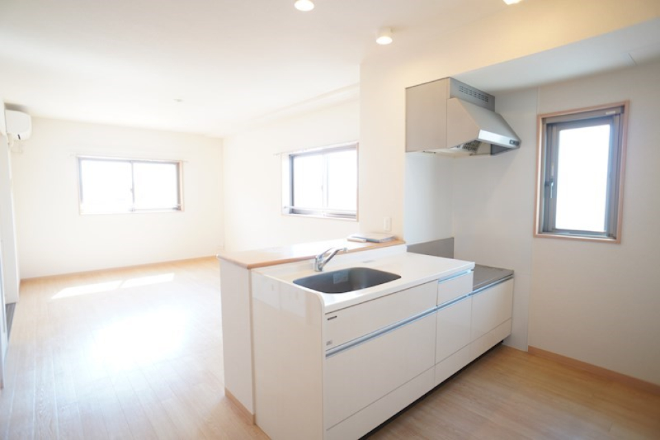 白を基調とした窓付きのキッチン