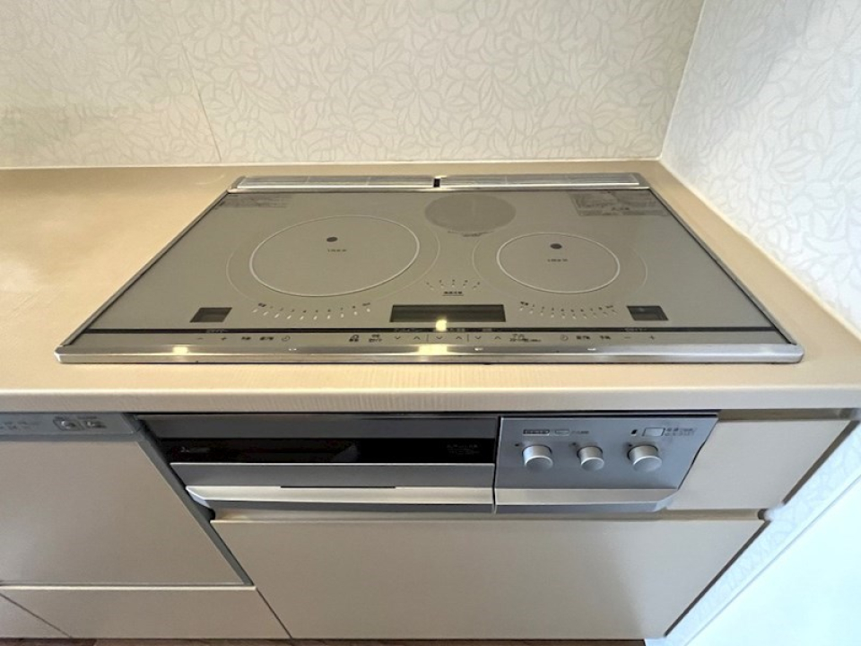 後片付けが便利なIHクッキングヒーター付きです