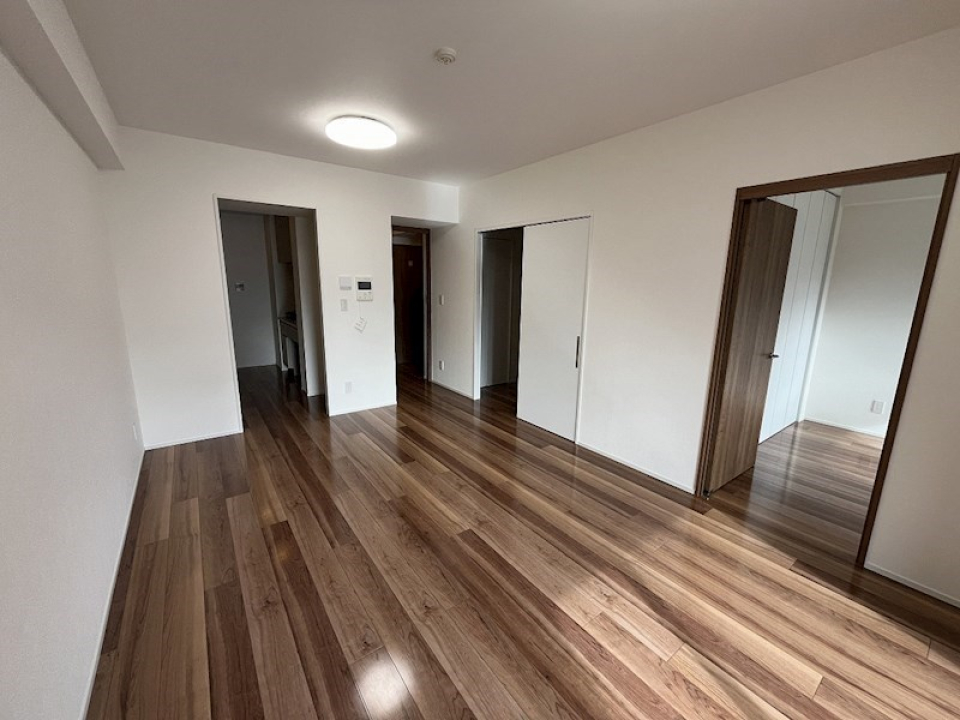 木の木目が引き立つリビングルーム