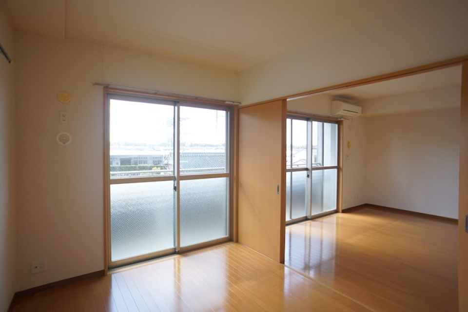 洋間とリビングはつながって広々使えます