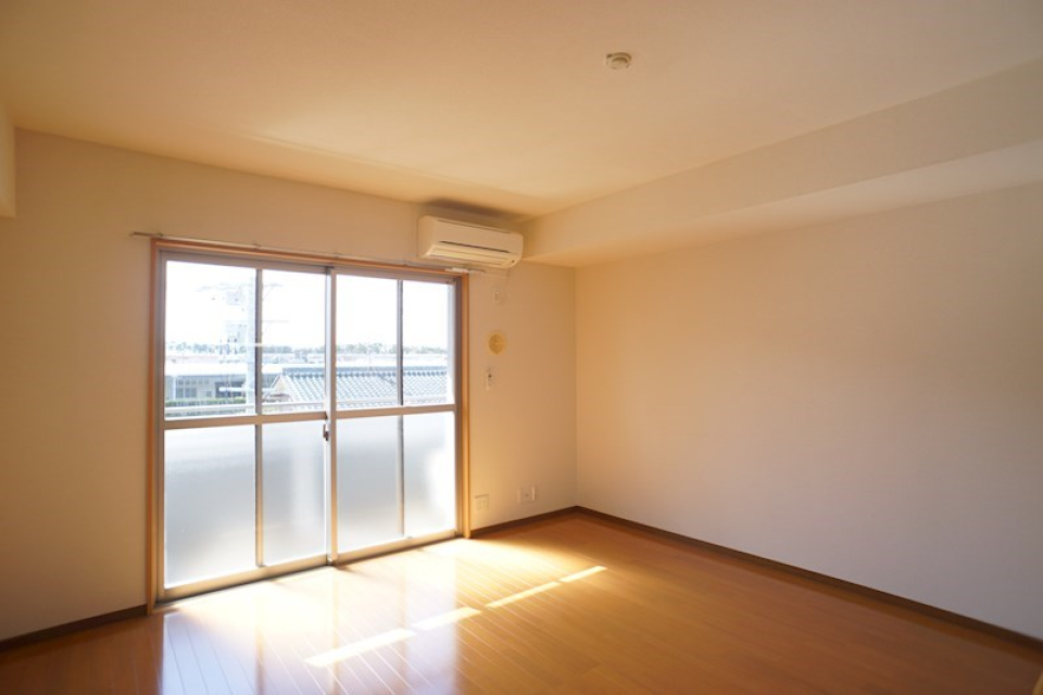 大きな窓でリビングに日光さんさん