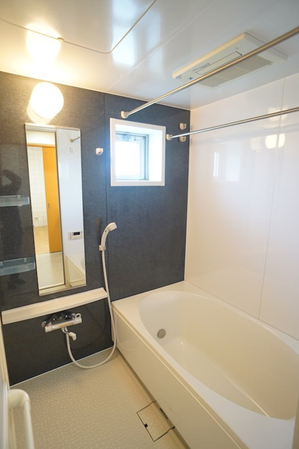 浴室の内装も清潔感が溢れる