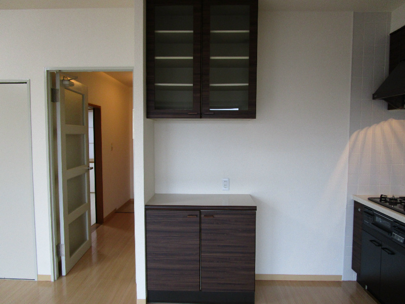 キッチン横にもちょっとした収納があります