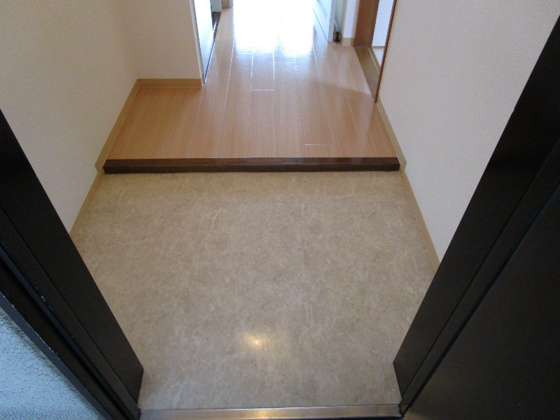 玄関に、、、靴箱は自分で作りましょう。