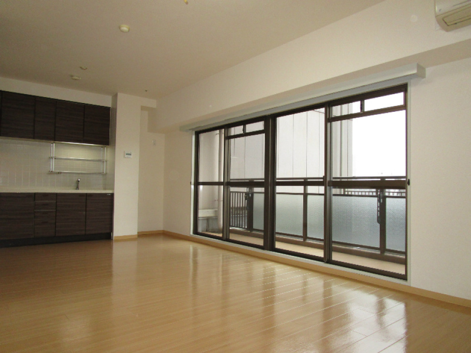 リビングには日光を取り込む大きな窓