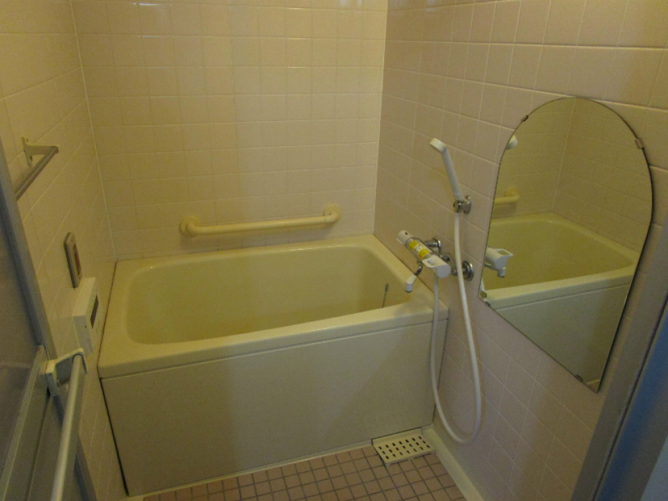 お風呂は少し小さ目