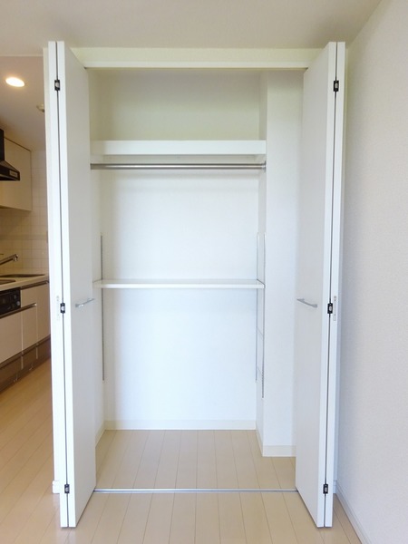 ハンガーポール付きで、衣服をしまえます。